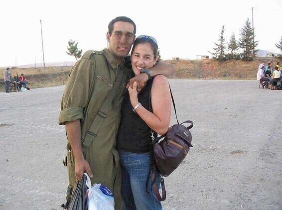 "הוא משגיח עלינו מלמעלה, וברור שהשפעתו נוכחת". עטרה עם אחיה חנן ז"ל // צילום: באדיבות המשפחה